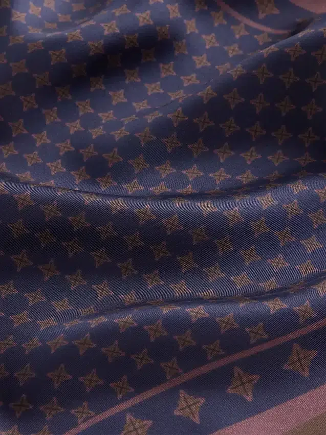 100% jedwab, oversize'owa trójkątna chusta typu bandana
