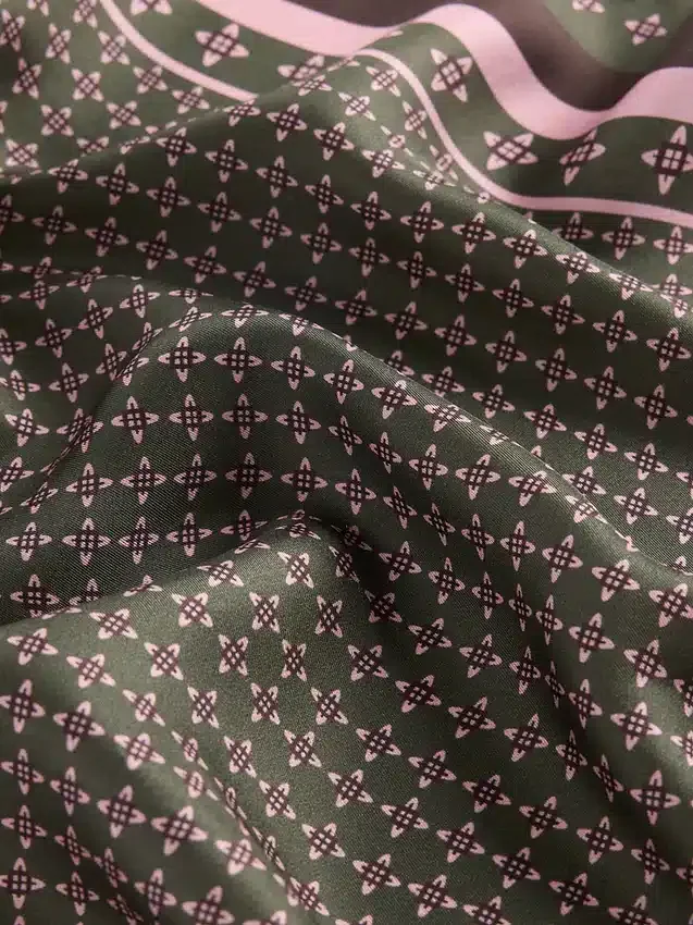 100% jedwab, oversize'owa trójkątna chusta typu bandana