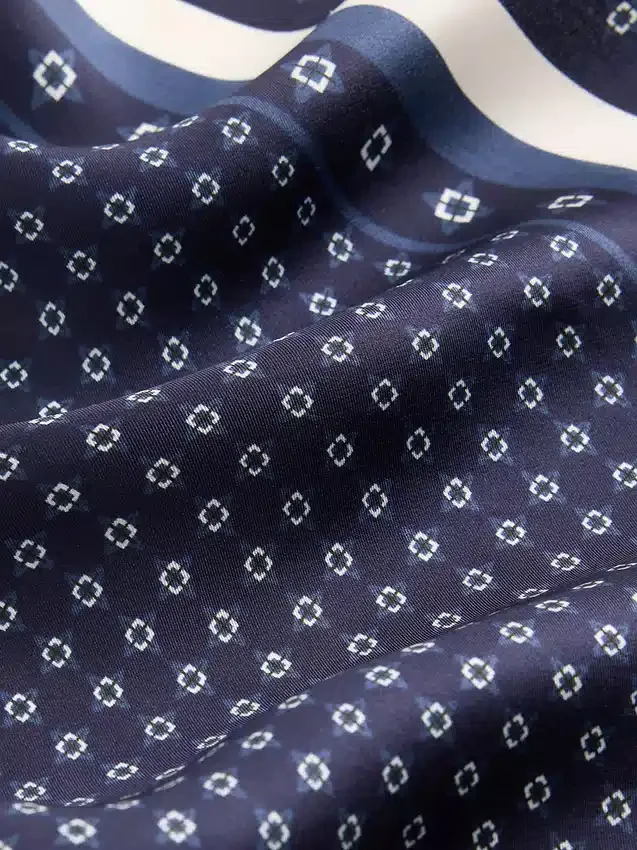100% jedwab, oversize'owa trójkątna chusta typu bandana