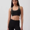 Biustonosz sportowy GapFit Smooth z plecami typu racerback, przeznaczony do ćwiczeń o średniej intensywności