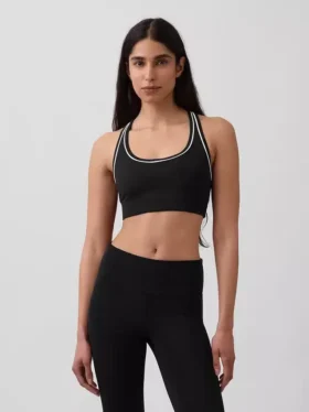 Biustonosz sportowy GapFit Smooth z plecami typu racerback, przeznaczony do ćwiczeń o średniej intensywności