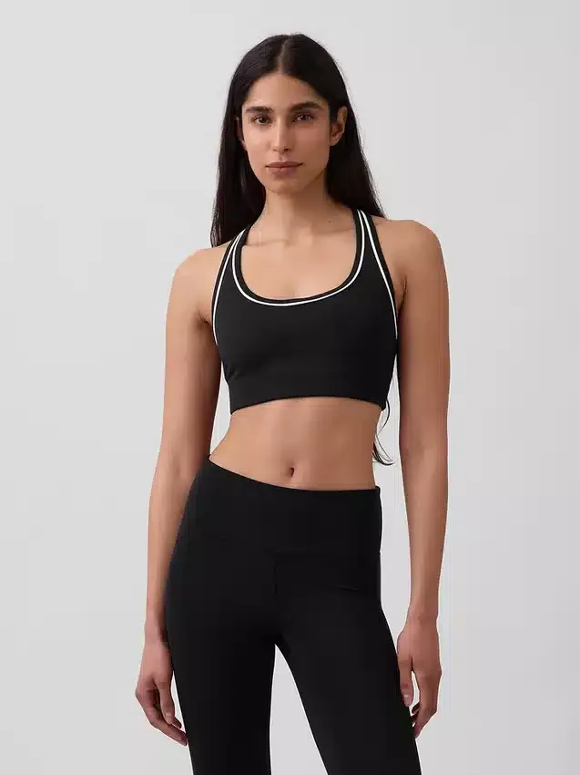 Biustonosz sportowy GapFit Smooth z plecami typu racerback, przeznaczony do ćwiczeń o średniej intensywności