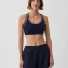 Biustonosz sportowy GapFit Smooth z plecami typu racerback, przeznaczony do ćwiczeń o średniej intensywności