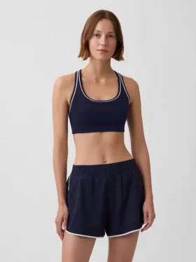 Biustonosz sportowy GapFit Smooth z plecami typu racerback, przeznaczony do ćwiczeń o średniej intensywności