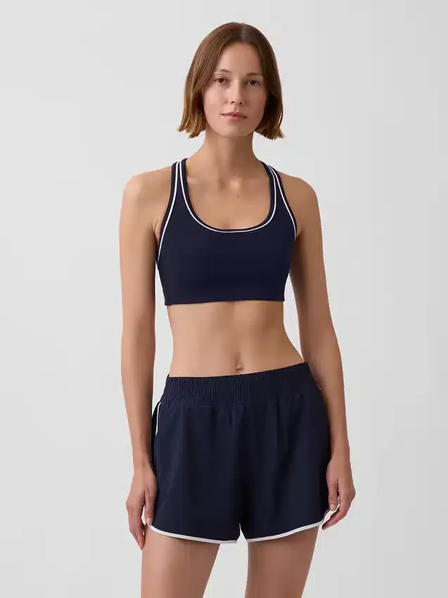 Biustonosz sportowy GapFit Smooth z plecami typu racerback, przeznaczony do ćwiczeń o średniej intensywności