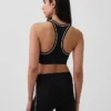 Biustonosz sportowy GapFit Smooth z plecami typu racerback, przeznaczony do ćwiczeń o średniej intensywności