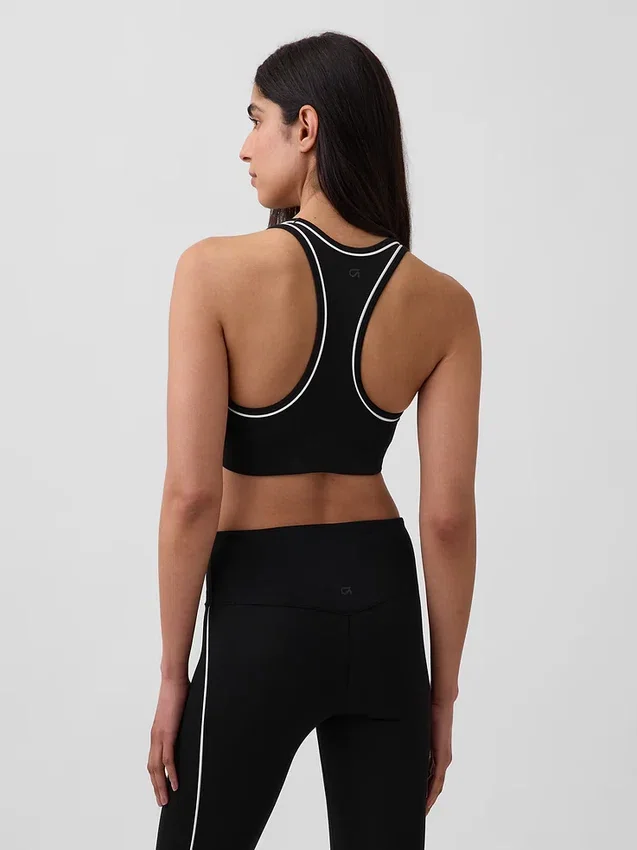 Biustonosz sportowy GapFit Smooth z plecami typu racerback, przeznaczony do ćwiczeń o średniej intensywności