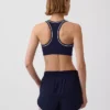 Biustonosz sportowy GapFit Smooth z plecami typu racerback, przeznaczony do ćwiczeń o średniej intensywności