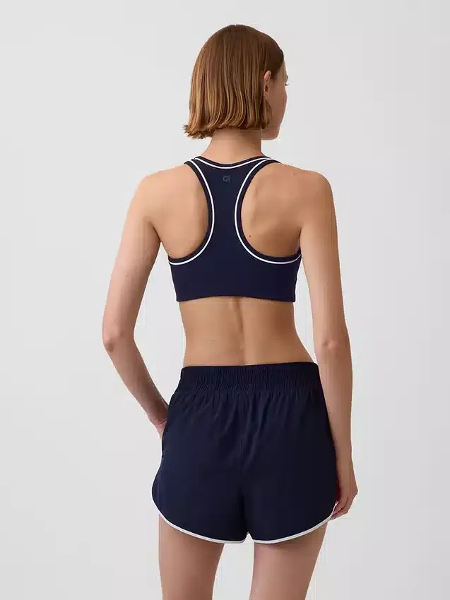 Biustonosz sportowy GapFit Smooth z plecami typu racerback, przeznaczony do ćwiczeń o średniej intensywności