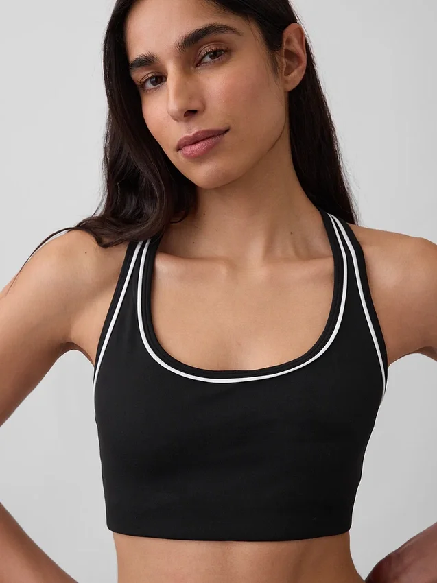 Biustonosz sportowy GapFit Smooth z plecami typu racerback, przeznaczony do ćwiczeń o średniej intensywności