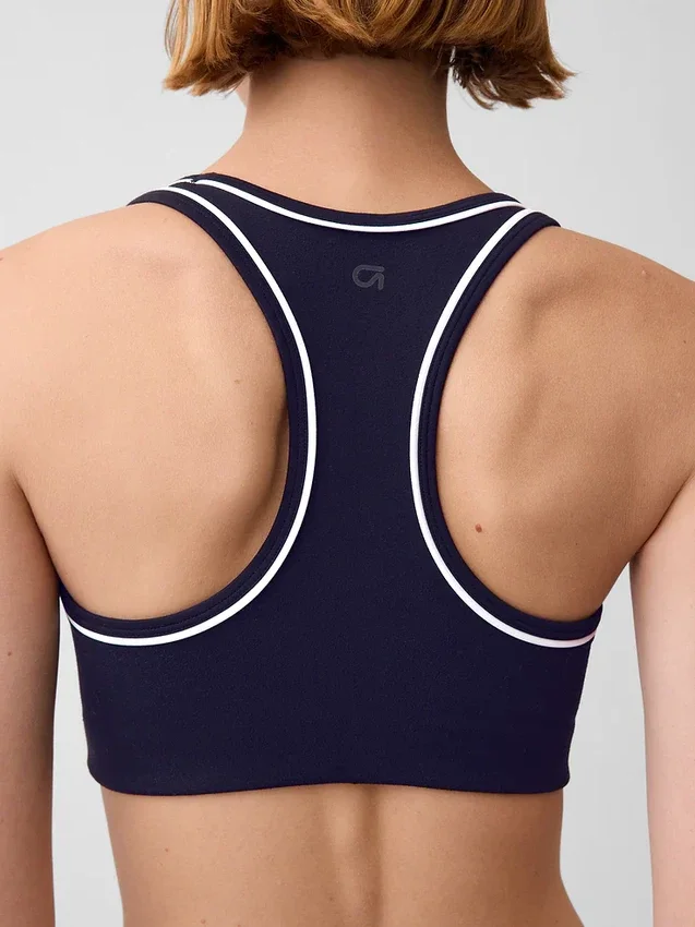 Biustonosz sportowy GapFit Smooth z plecami typu racerback, przeznaczony do ćwiczeń o średniej intensywności