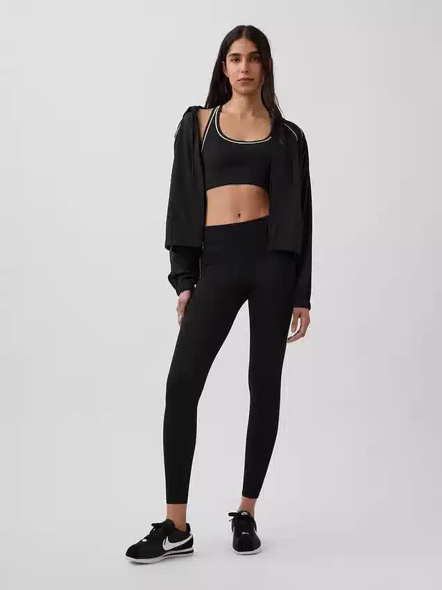 Biustonosz sportowy GapFit Smooth z plecami typu racerback, przeznaczony do ćwiczeń o średniej intensywności