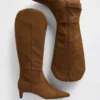 Buty do kolan na niskim obcasie z ostrym czubkiem