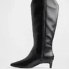 Buty do kolan na niskim obcasie z ostrym czubkiem