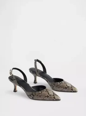 Buty na obcasie typu kitten heel z paskiem z tyłu