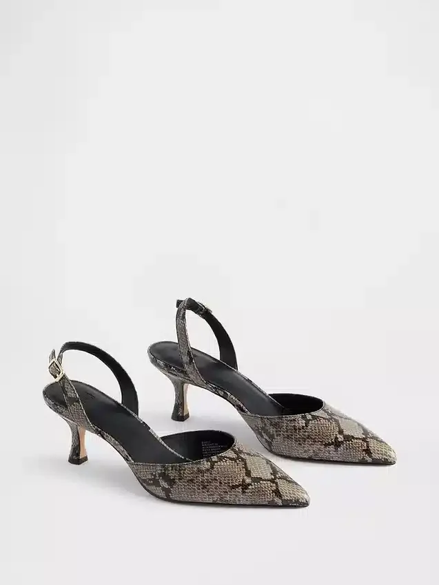 Buty na obcasie typu kitten heel z paskiem z tyłu