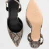 Buty na obcasie typu kitten heel z paskiem z tyłu