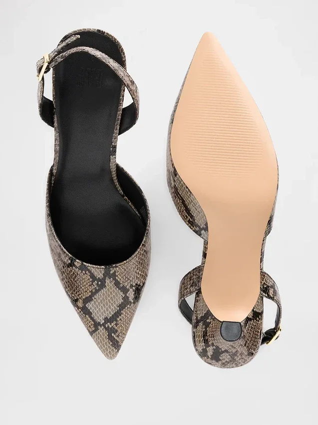 Buty na obcasie typu kitten heel z paskiem z tyłu
