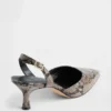 Buty na obcasie typu kitten heel z paskiem z tyłu