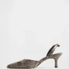 Buty na obcasie typu kitten heel z paskiem z tyłu