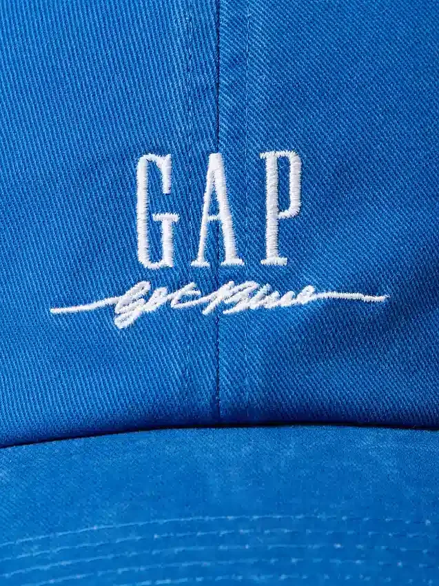Czapka z daszkiem z niebieskim logo
