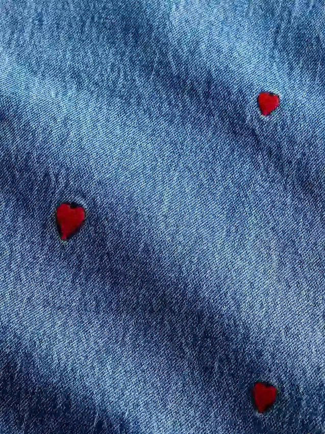 Dżinsy o średnim stanie, z haftem, o luźnym kroju i prostych nogawkach