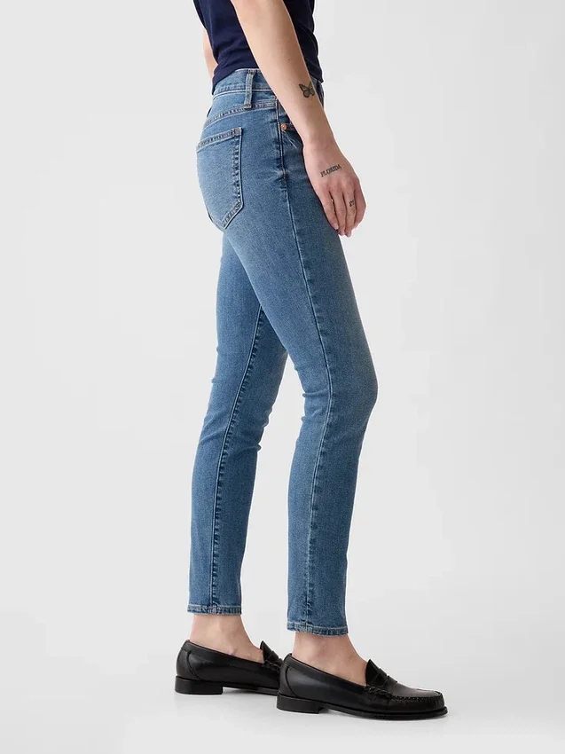 Dżinsy typu true skinny o średnim stanie