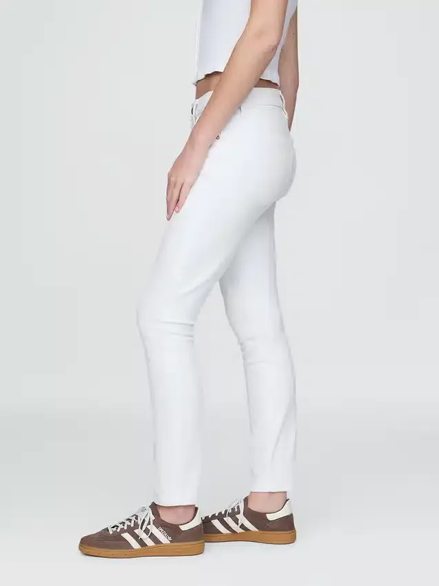 Dżinsy typu true skinny o średnim stanie
