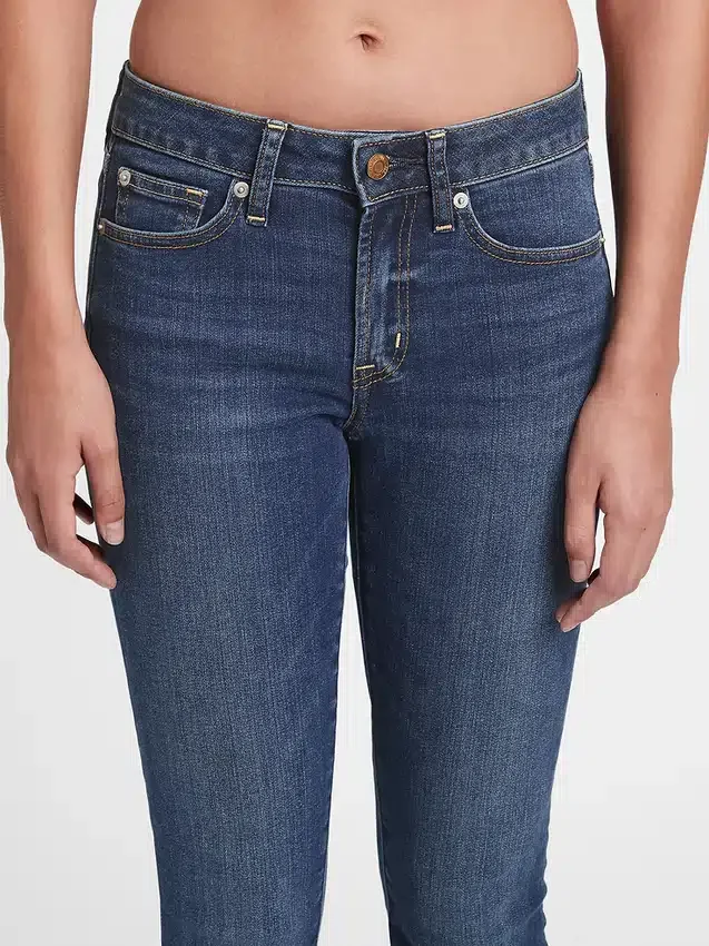 Dżinsy typu true skinny o średnim stanie, dopasowane do krągłych sylwetek