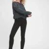 Dżinsy typu true skinny o średnim stanie, dopasowane do krągłych sylwetek
