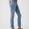 Dżinsy vintage slim o średnim stanie z rozcięciem na dole nogawek