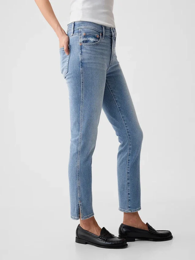 Dżinsy vintage slim o średnim stanie z rozcięciem na dole nogawek