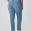 Dżinsy vintage slim o średnim stanie z rozcięciem na dole nogawek