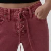 Dżinsy z niskim stanem, sznurowane, o prostym kroju typu slim w stylu lat 90.
