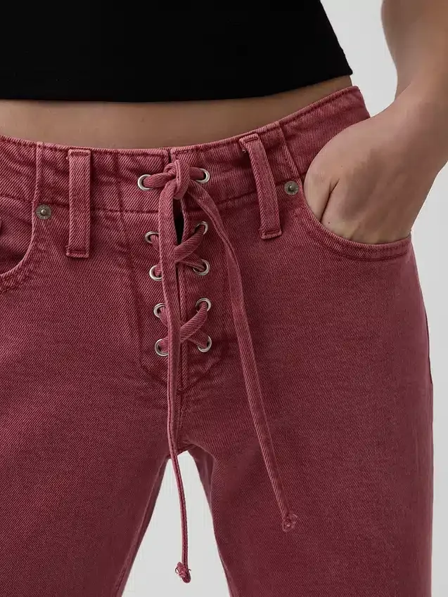 Dżinsy z niskim stanem, sznurowane, o prostym kroju typu slim w stylu lat 90.