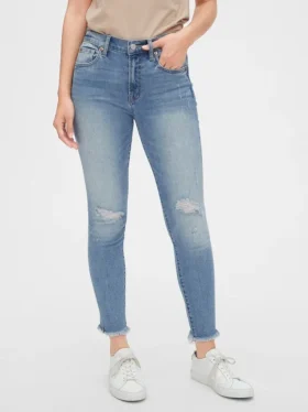 Dżinsy z niskim stanem, w stylu „true skinny”, z przetarciami, sięgające do kostek