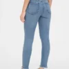 Dżinsy z niskim stanem, w stylu „true skinny”, z przetarciami, sięgające do kostek