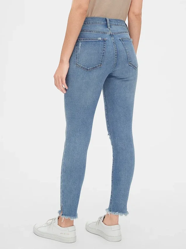 Dżinsy z niskim stanem, w stylu „true skinny”, z przetarciami, sięgające do kostek