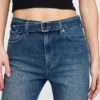 Dżinsy z wysokim stanem i paskiem, o prostym kroju typu slim w stylu lat 90.