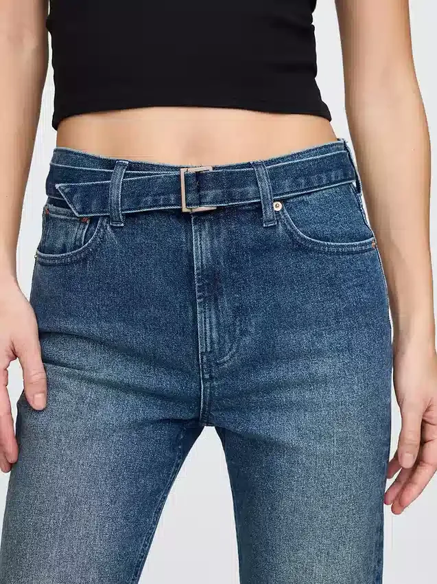 Dżinsy z wysokim stanem i paskiem, o prostym kroju typu slim w stylu lat 90.