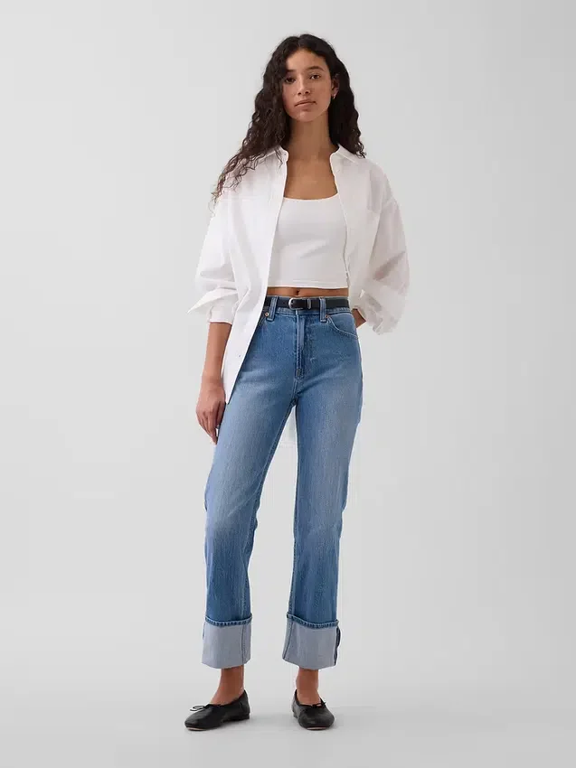 Dżinsy z wysokim stanem i podwiniętymi nogawkami, o prostym kroju typu slim w stylu lat 90.