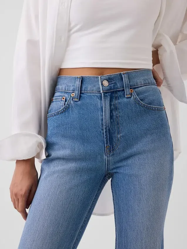 Dżinsy z wysokim stanem i podwiniętymi nogawkami, o prostym kroju typu slim w stylu lat 90.