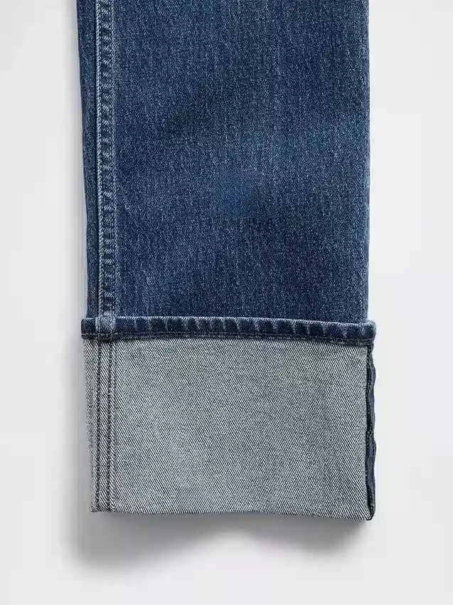 Dżinsy z wysokim stanem i podwiniętymi nogawkami, o prostym kroju typu slim w stylu lat 90.