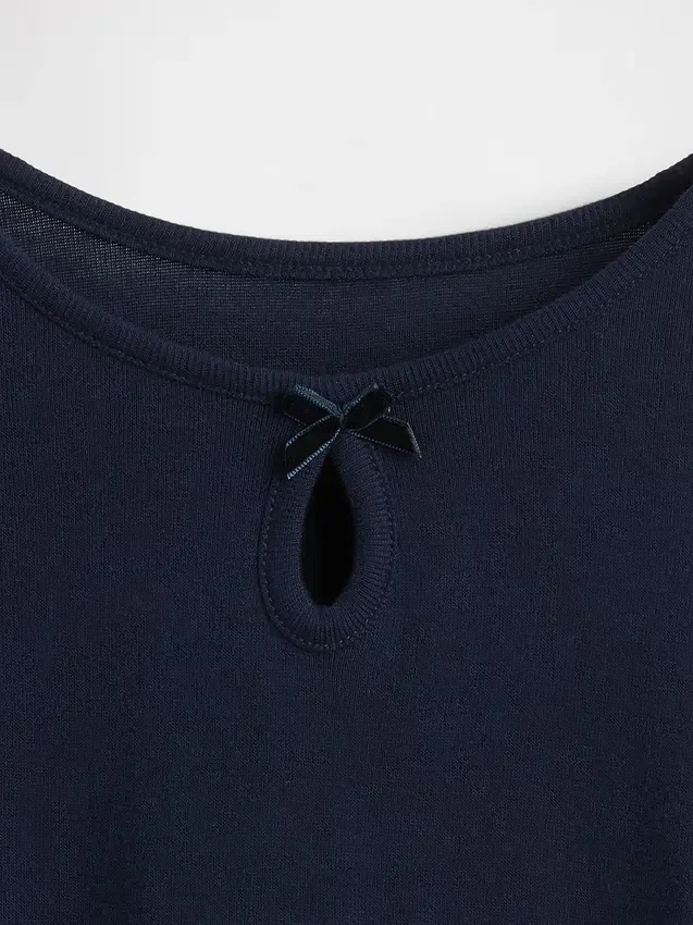 Dopasowany T-shirt dziecięcy z kokardką przy dekolcie
