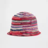 Dzianinowy kapelusz typu bucket w paski