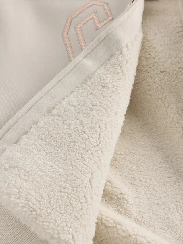 Dziecięca bluza z kapturem z podszewką z polaru Sherpa i nadrukiem logo