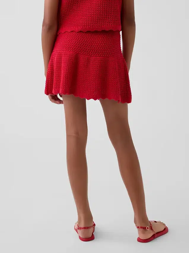 Dziecięca spódniczka-szorty z falbanami, wykonana na szydełku