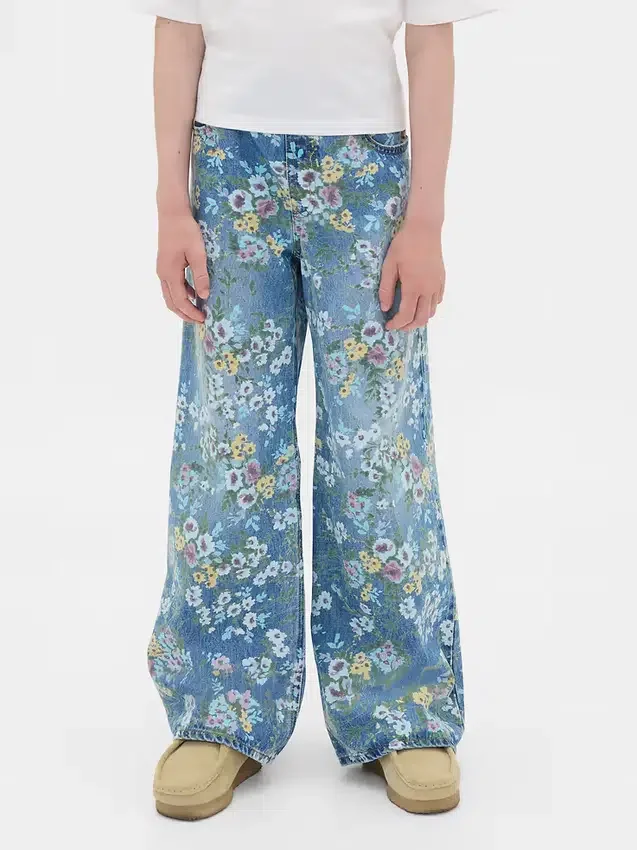 Dziecięce jeansy typu baggy w kwiatowy wzór