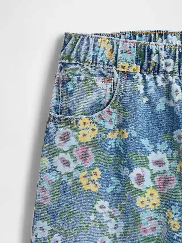 Dziecięce jeansy typu baggy w kwiatowy wzór