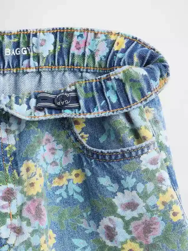Dziecięce jeansy typu baggy w kwiatowy wzór
